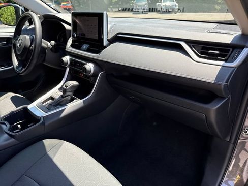 Used 2025 Toyota RAV4 XLE FWD image 25
