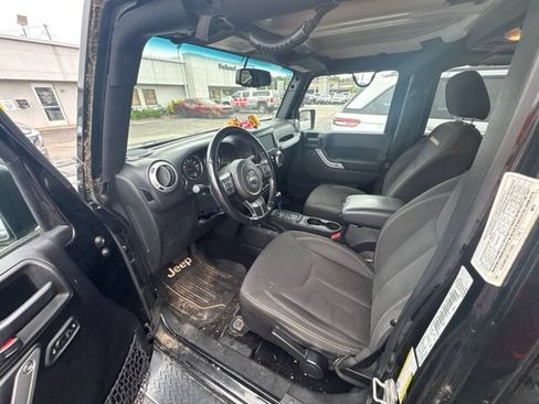 Used 2015 Jeep Wrangler Unlimited Sahara w/ Connectivity Group AWD/4WD image 24
