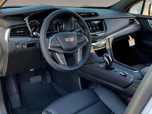 New 2026 Cadillac XT5 Luxury image 6