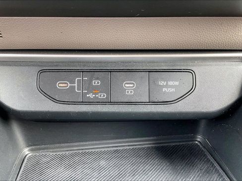 Used 2025 Kia Carnival image 33