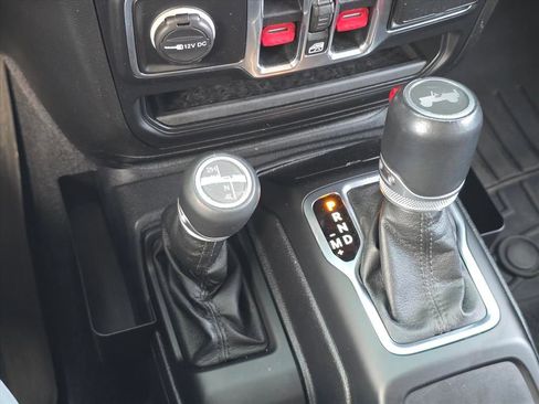 Used 2018 Jeep Wrangler Unlimited Sport image 17