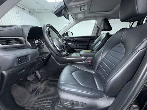 Used 2023 Toyota Highlander XLE AWD/4WD image 12