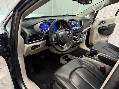 Used 2023 Chrysler Pacifica Touring-L FWD image 38