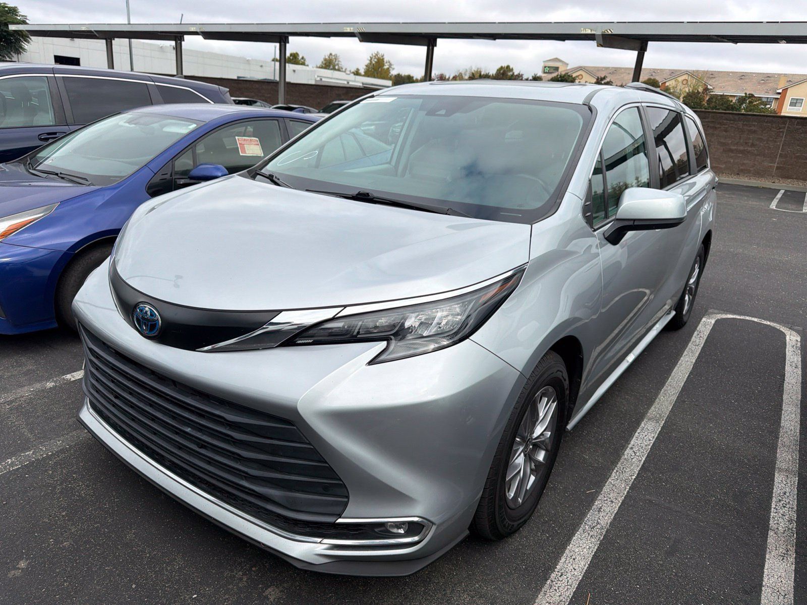 Used 2024 Toyota Sienna XLE FWD image 3