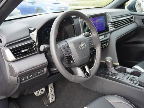 Used 2025 Toyota Camry SE w/ Convenience Package image 19