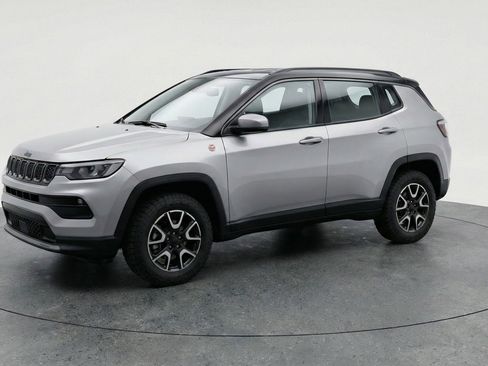 Used 2025 Jeep Compass Trailhawk image 3