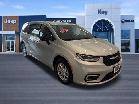 Used 2024 Chrysler Pacifica Touring-L FWD image 11