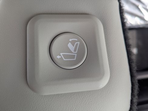 Certified 2025 Kia Sorento S w/ Panoramic Sunroof Package image 19