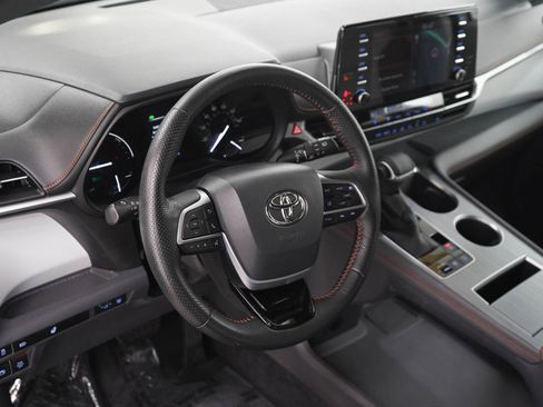 Used 2022 Toyota Sienna XSE AWD/4WD image 22