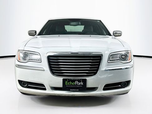 Used 2014 Chrysler 300 C RWD image 2