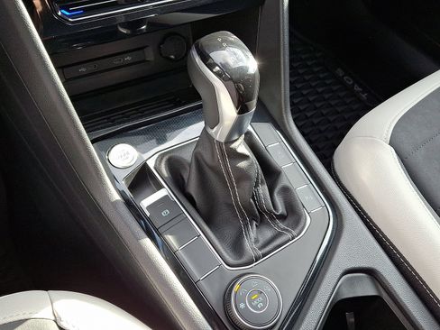 Used 2025 Volkswagen Taos SE image 18