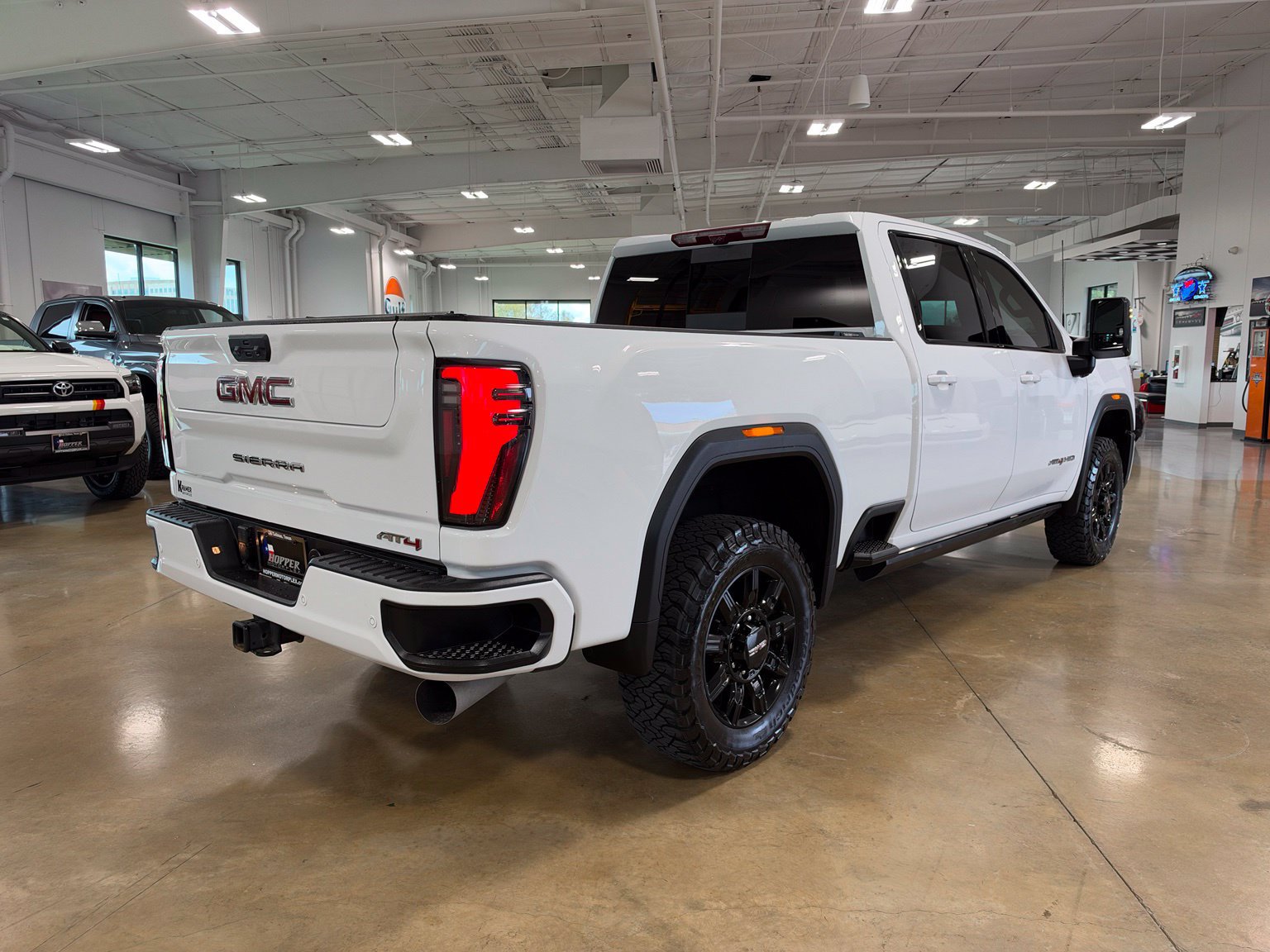 Used 2024 GMC Sierra 2500 AT4 w/ AT4 Premium Plus Package AWD/4WD image 7