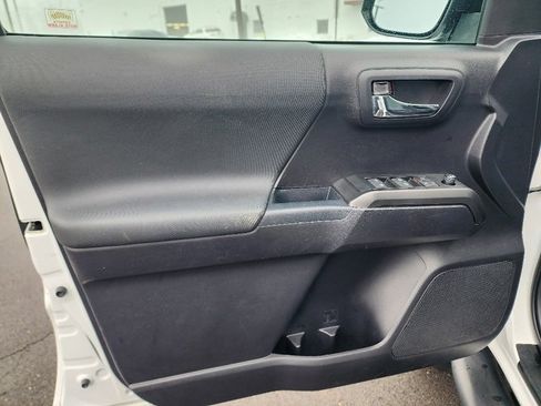 Used 2020 Toyota Tacoma TRD Sport w/ Technology Package image 19