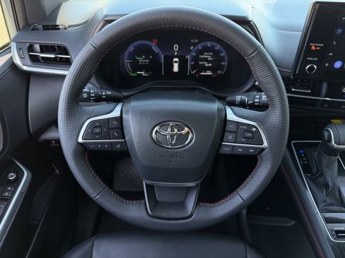 Used 2025 Toyota Sienna XSE image 13