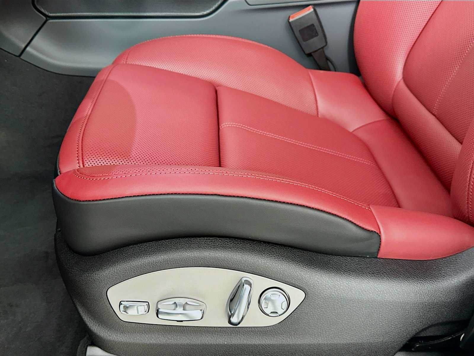 Used 2026 Porsche Macan AWD/4WD image 12