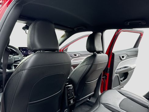 Used 2024 Jeep Compass Latitude image 6