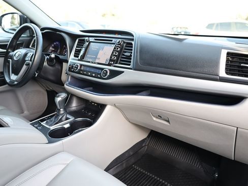Used 2019 Toyota Highlander XLE image 21