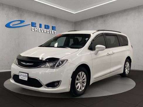 Used 2017 Chrysler Pacifica Touring-L FWD image 10