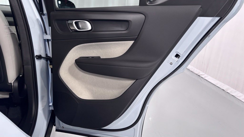 Certified 2026 Volvo XC40 B5 Plus AWD/4WD image 27