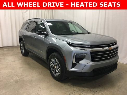 Used 2025 Chevrolet Traverse LT image 1