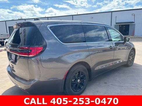 Used 2023 Chrysler Pacifica Touring-L FWD image 5