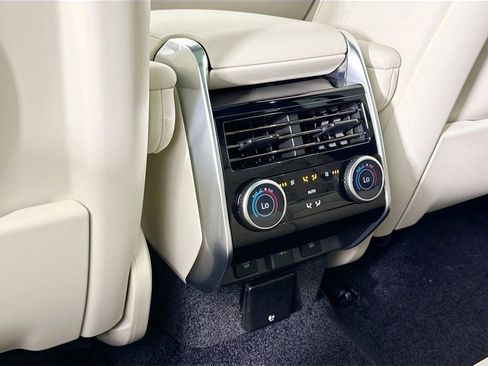 Used 2025 Land Rover Range Rover SE image 16