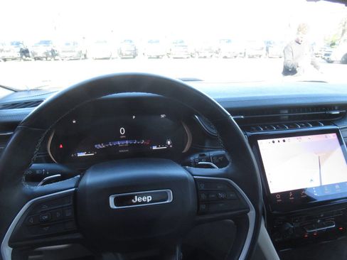 Used 2022 Jeep Grand Cherokee Limited AWD/4WD image 30