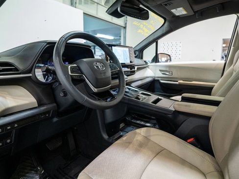 Used 2022 Toyota Sienna Limited image 13