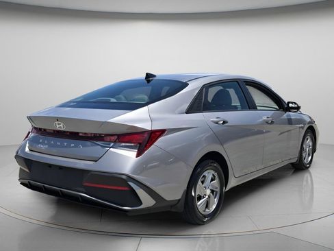 Certified 2025 Hyundai Elantra SE FWD image 8