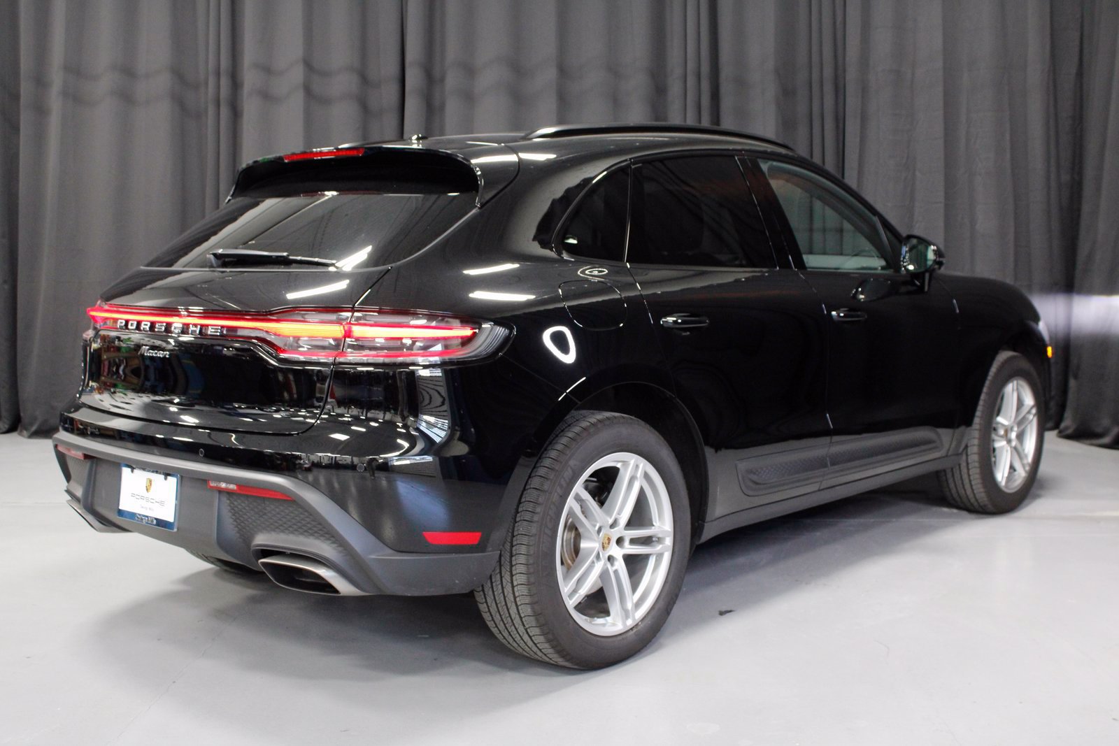 Certified 2025 Porsche Macan AWD/4WD image 7