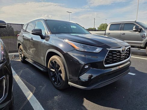 Used 2022 Toyota Highlander XLE FWD image 2