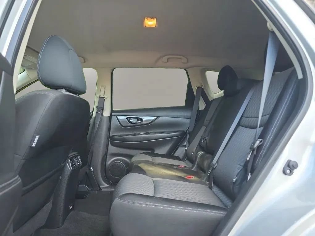 Used 2020 Nissan Rogue SV FWD image 36