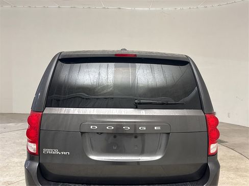 Used 2019 Dodge Grand Caravan SE w/ UConnect Hands-Free Group image 22