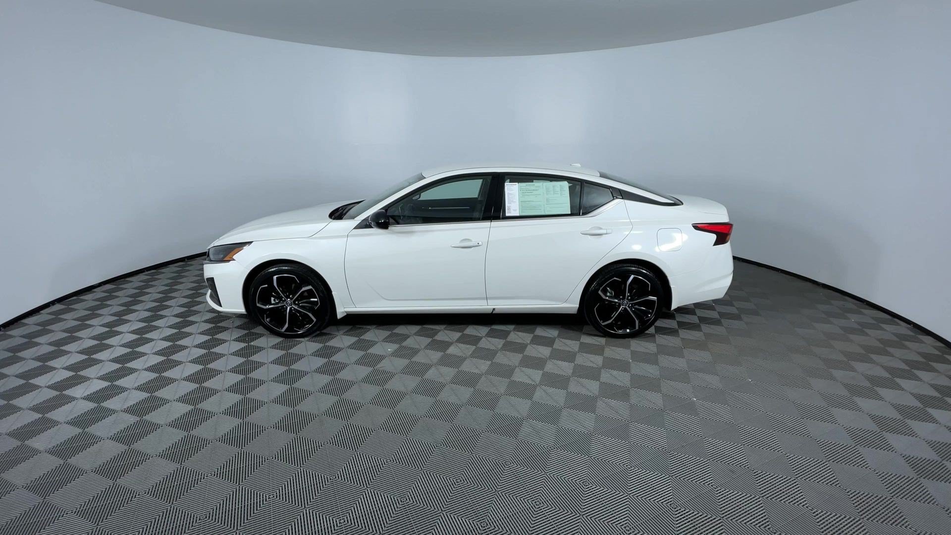 Certified 2025 Nissan Altima 2.5 SR AWD/4WD image 5