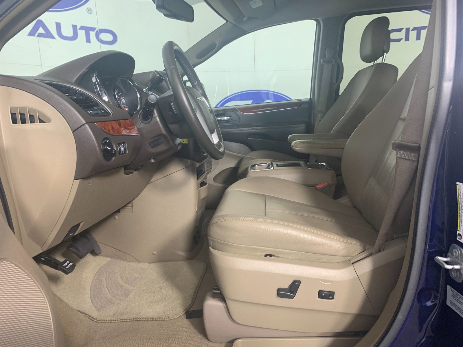 Used 2015 Chrysler Town & Country Touring w/ Trailer Tow Group FWD image 15