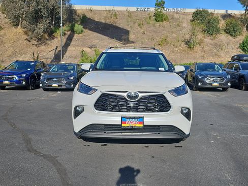 Used 2024 Toyota Highlander XLE FWD image 2