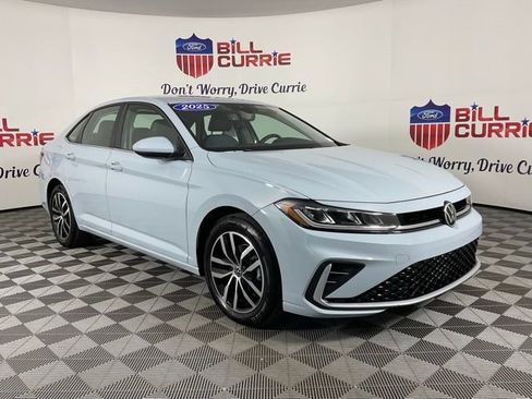 Used 2025 Volkswagen Jetta SE image 1
