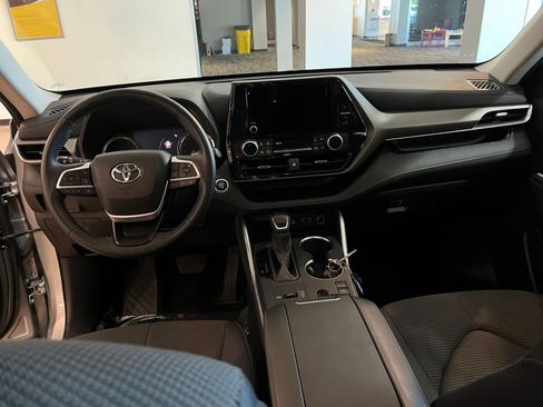Used 2025 Toyota Highlander LE FWD image 30