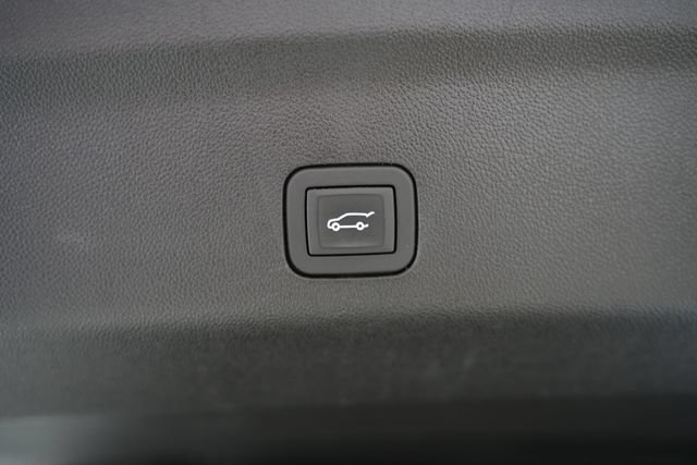 Used 2025 Chevrolet Suburban Z71 AWD/4WD image 11