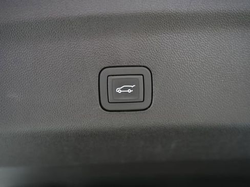 Used 2025 Chevrolet Suburban Z71 AWD/4WD image 11