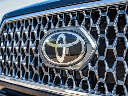 Used 2019 Toyota Tacoma TRD Off-Road AWD/4WD image 12