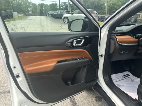 Certified 2024 Jeep Compass Limited AWD/4WD image 13