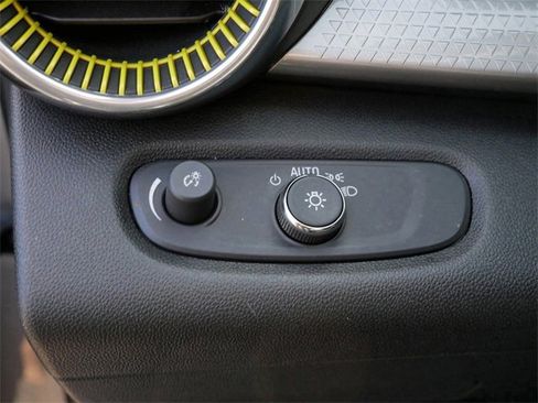 Used 2024 Chevrolet Trax LT w/ Sunroof Package image 16