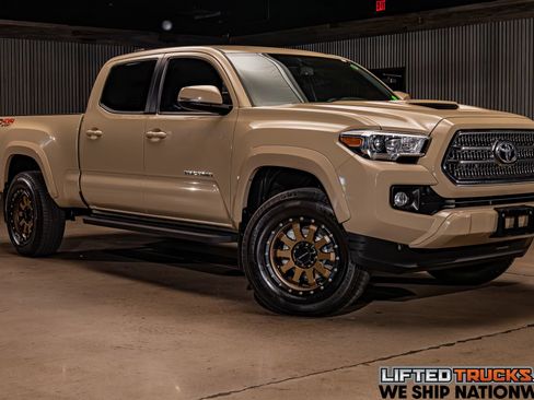Used 2017 Toyota Tacoma TRD Sport AWD/4WD image 1