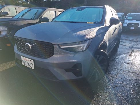 Used 2023 Volvo XC40 B5 Plus image 2