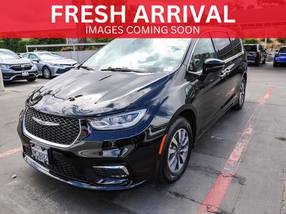 Used 2024 Chrysler Pacifica Select
