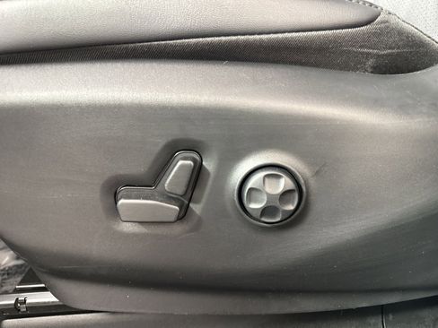 Used 2025 Chrysler Pacifica Select image 14