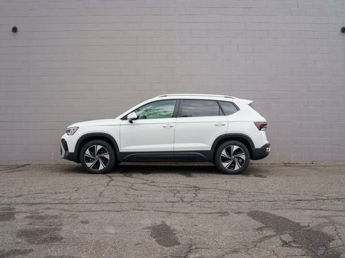 Used 2025 Volkswagen Taos SE AWD/4WD image 2