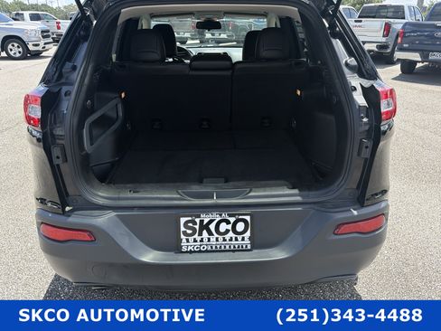 Used 2018 Jeep Cherokee Latitude Plus AWD/4WD image 21