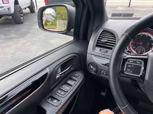Used 2019 Dodge Grand Caravan SXT w/ Blacktop Package FWD image 13